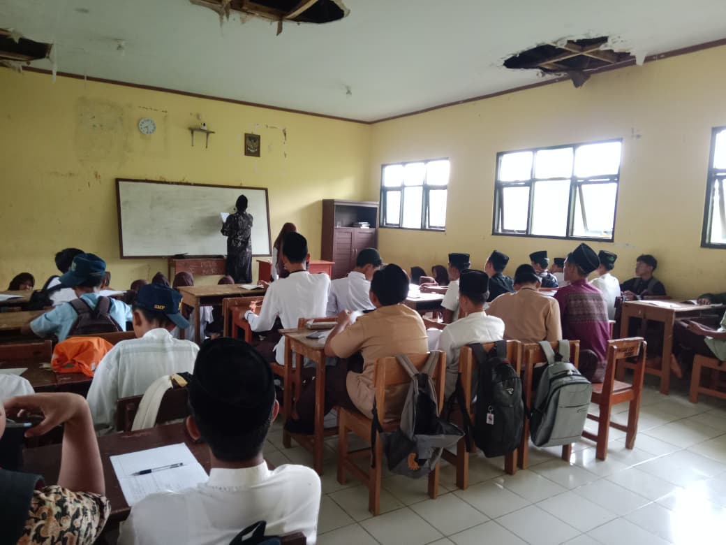 Memperkuat Karakter dan Religi: Program Ajengan Masuk Sekolah (AMS) Hadir di SMPN Satu Atap 2 Cipatujah